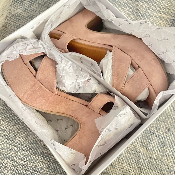 Qupid - Elegant Nude Suede Platform Heels - Picture 3 of 9